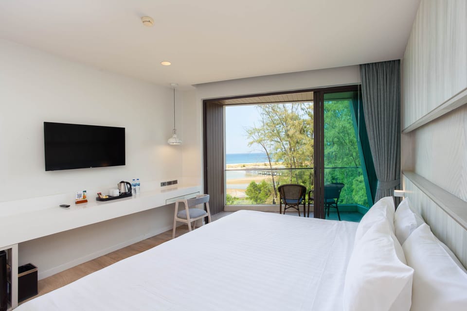 Deluxe Seaview (Modern Style) | In-room safe, blackout drapes, free WiFi, bed sheets