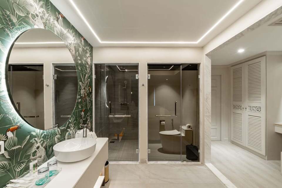 Grand Double or Twin Room | In-room safe, blackout drapes, WiFi (free), bed sheets