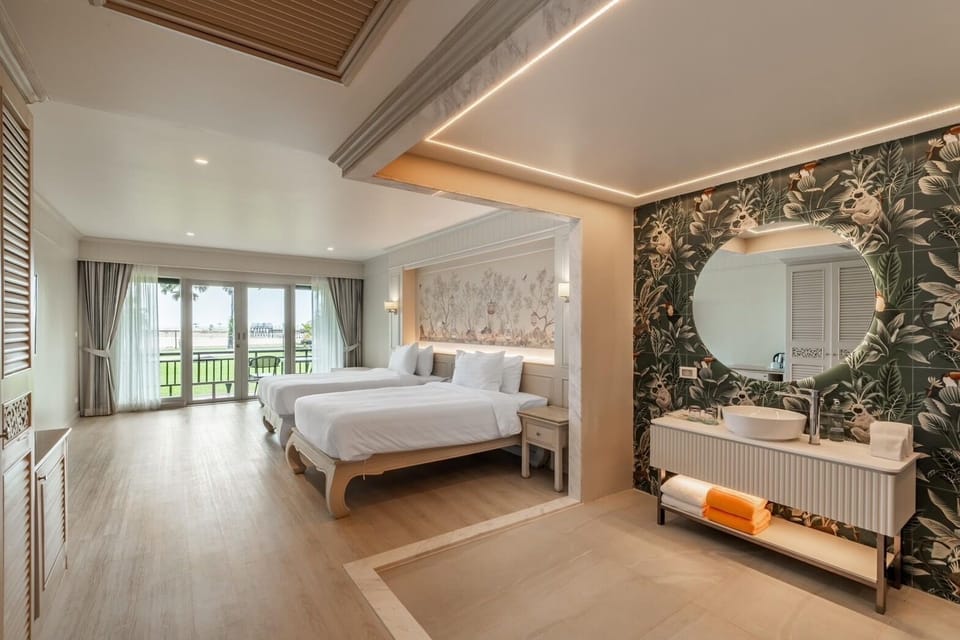 Grand Double or Twin Room | In-room safe, blackout drapes, WiFi (free), bed sheets