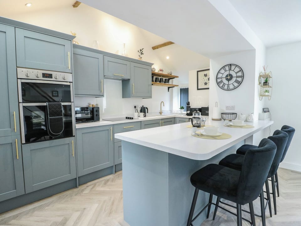 Cottage | Private kitchen | Dishwasher, cookware/dishes/utensils