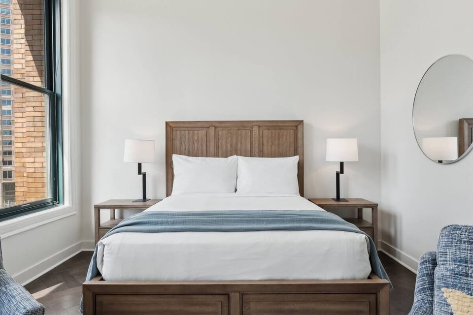 Unwind in crisp linens with sunlit city-facing comfort.