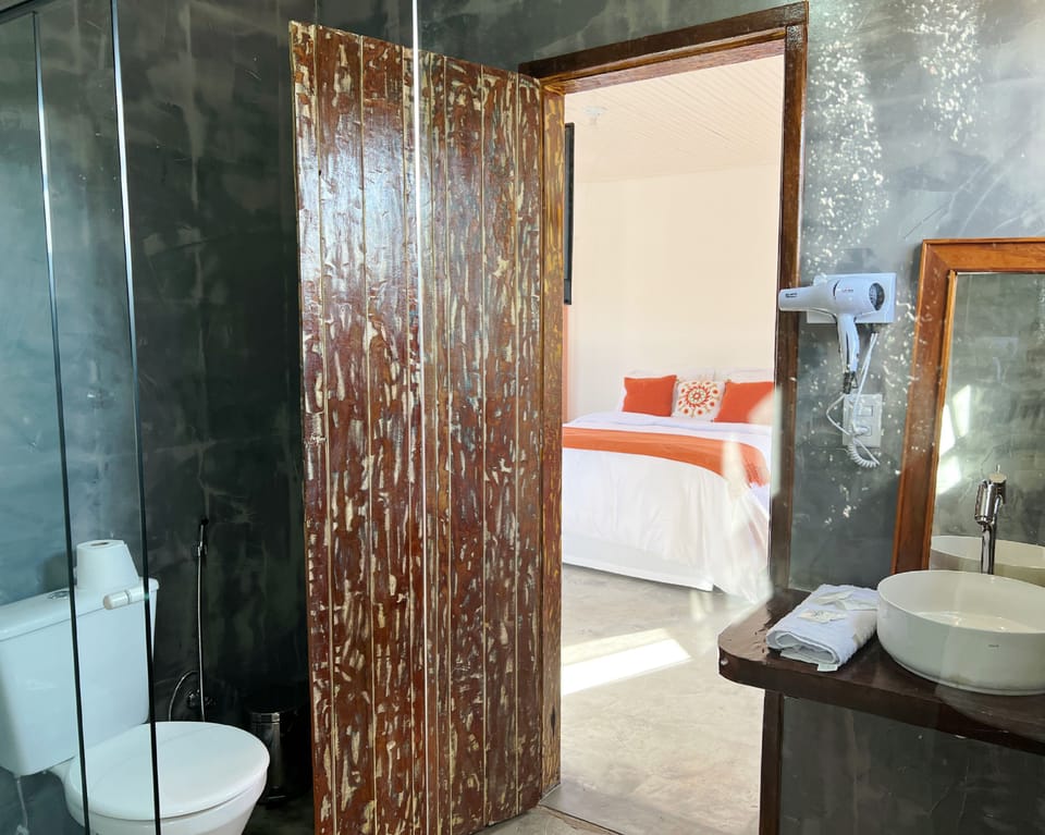 Comfort Chalet, Balcony, Garden View | Bathroom | Towels, soap, shampoo, toilet paper