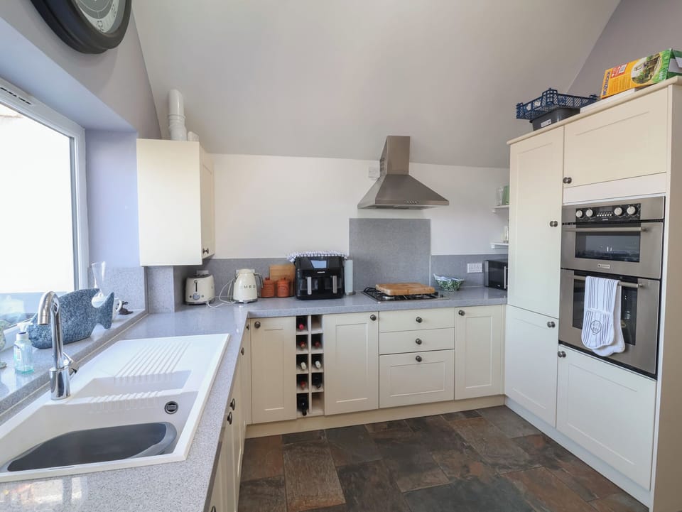 Fridge, microwave, dishwasher, cookware/dishes/utensils