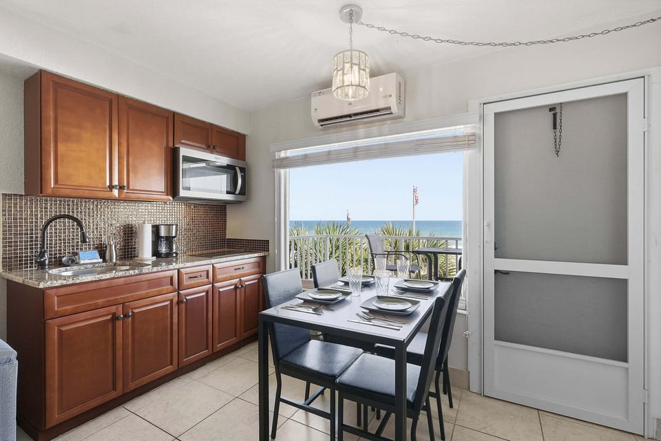 Studio, 1 King Bed, Balcony, Ocean View (Ocean Jewels Club 363) | Dining