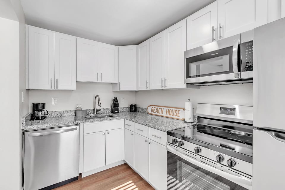 Condo, 1 Queen Bed with Sofa bed (The Bungalows #5) | Private kitchen | Oven, toaster