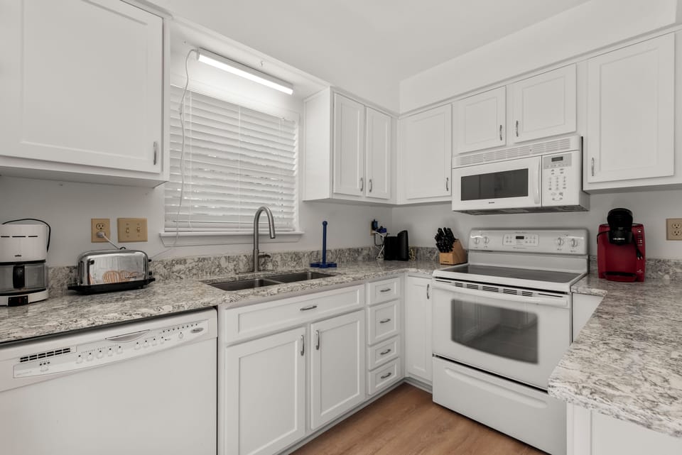 SPC1006: Doggy Dunes | Kitchen