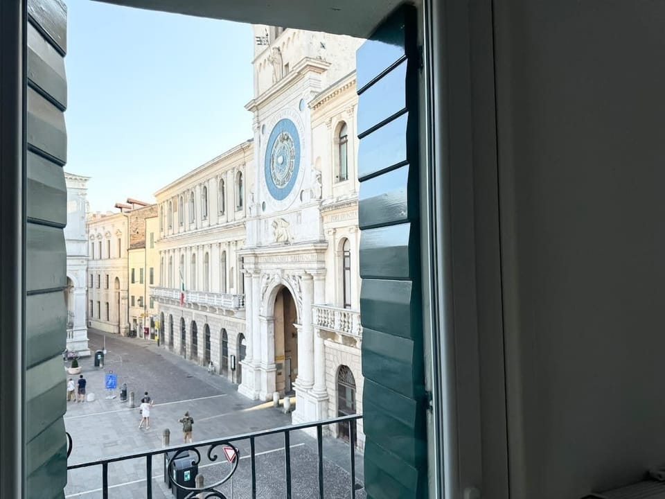 Vista dalle vetrate della sala da pranzo sulla Meridiana più antica d’Italia