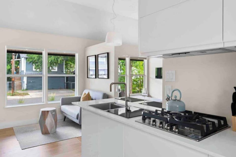 Fully Equipped Kitchen – Gas Stove, Dishwasher & More
