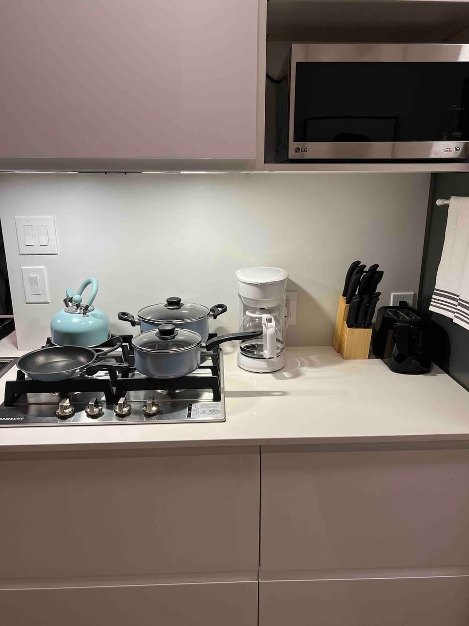 Fully Equipped Kitchen – Gas Stove, Dishwasher, Coffee Machine & More