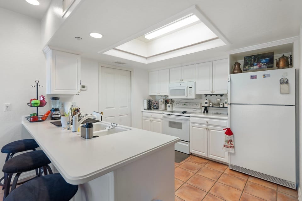3 stools to sit and enjoy your meal at the kitchen counter