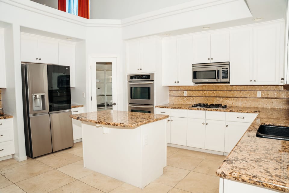 Deluxe Suite | Private kitchen | Full-size fridge, microwave, oven, stovetop