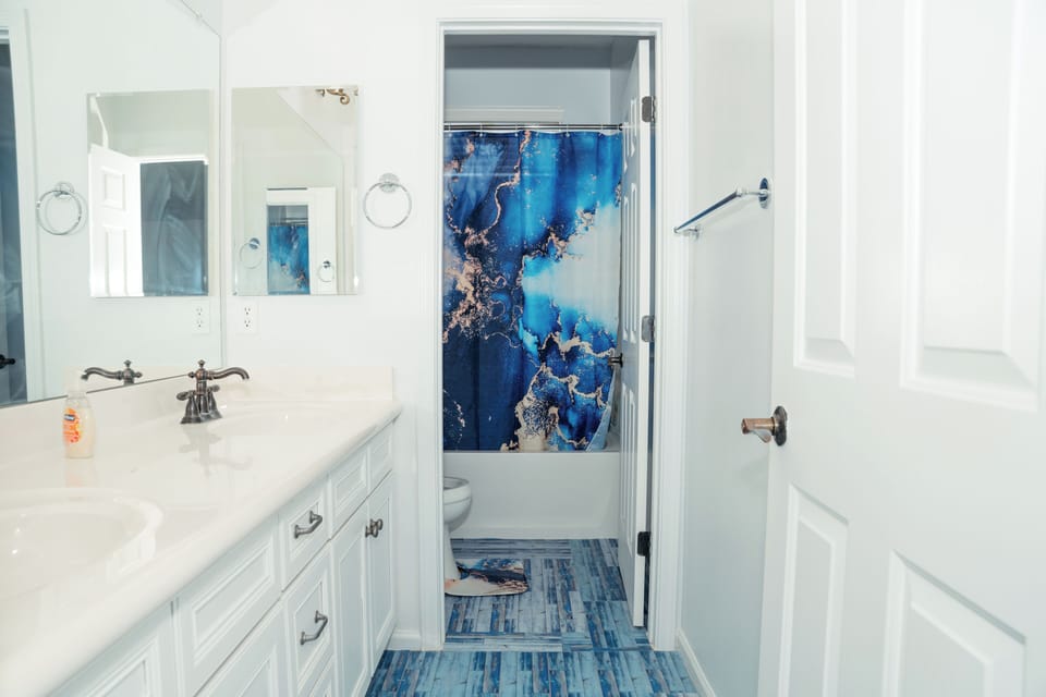 Deluxe Suite | Bathroom | Combined shower/tub, free toiletries, towels, soap