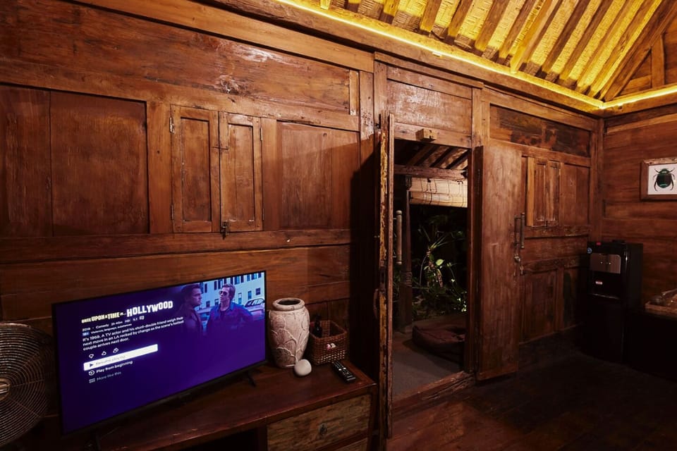 Smart TV's throughout & Hi Speed Wifi