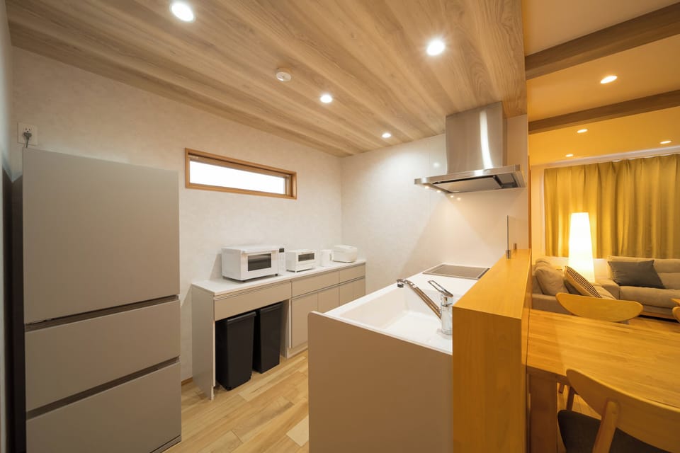 Comfort House, 4 Bedrooms, Non Smoking | Private kitchen | Full-size fridge, microwave, oven, stovetop