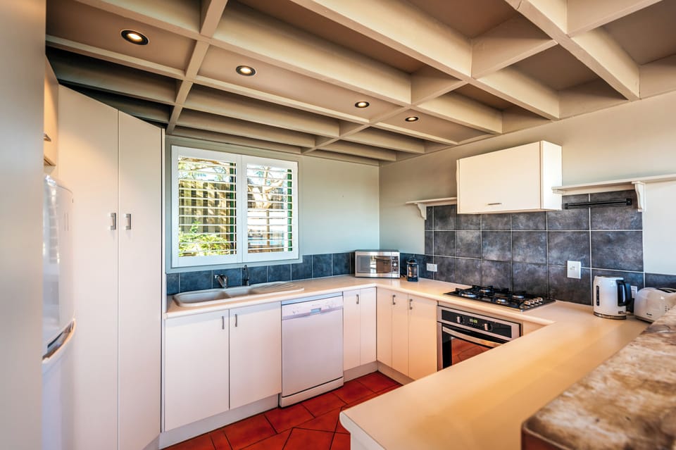 Comfort House, Ocean View | Private kitchen | Electric kettle, toaster, eco-friendly cleaning products, freezer