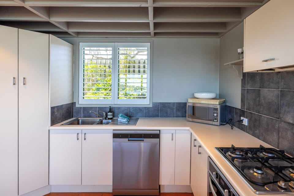 Comfort House, Ocean View | Private kitchen | Electric kettle, toaster, eco-friendly cleaning products, freezer