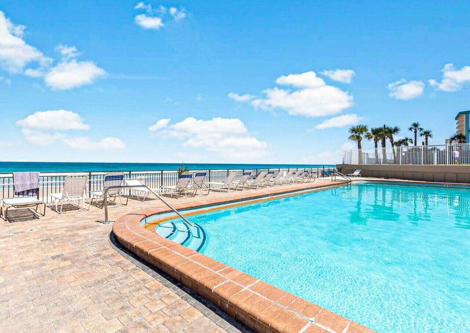 Oceanfront pool
