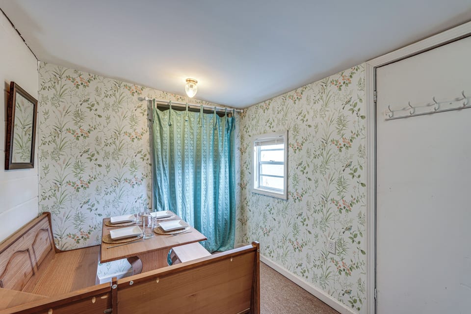 Dining Area | Dishware/Flatware Provided
