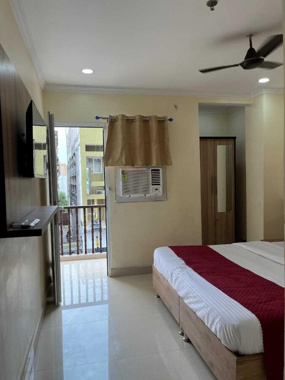 Standard Room, Balcony, City View | Wardrobe