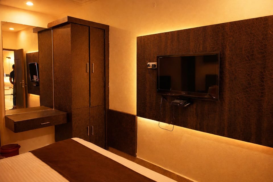 Deluxe Room | Desk, free WiFi