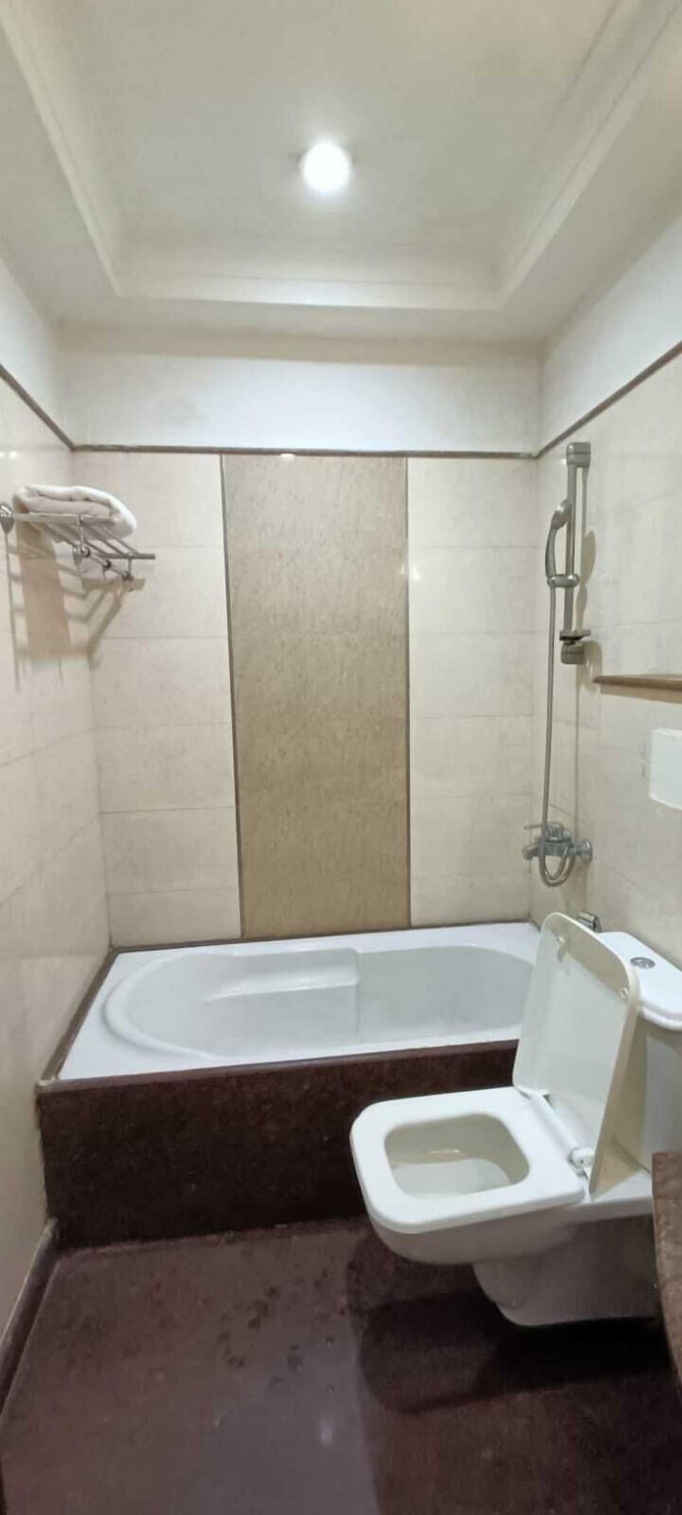 Double Room | Bathroom | Free toiletries, bathrobes, soap, shampoo