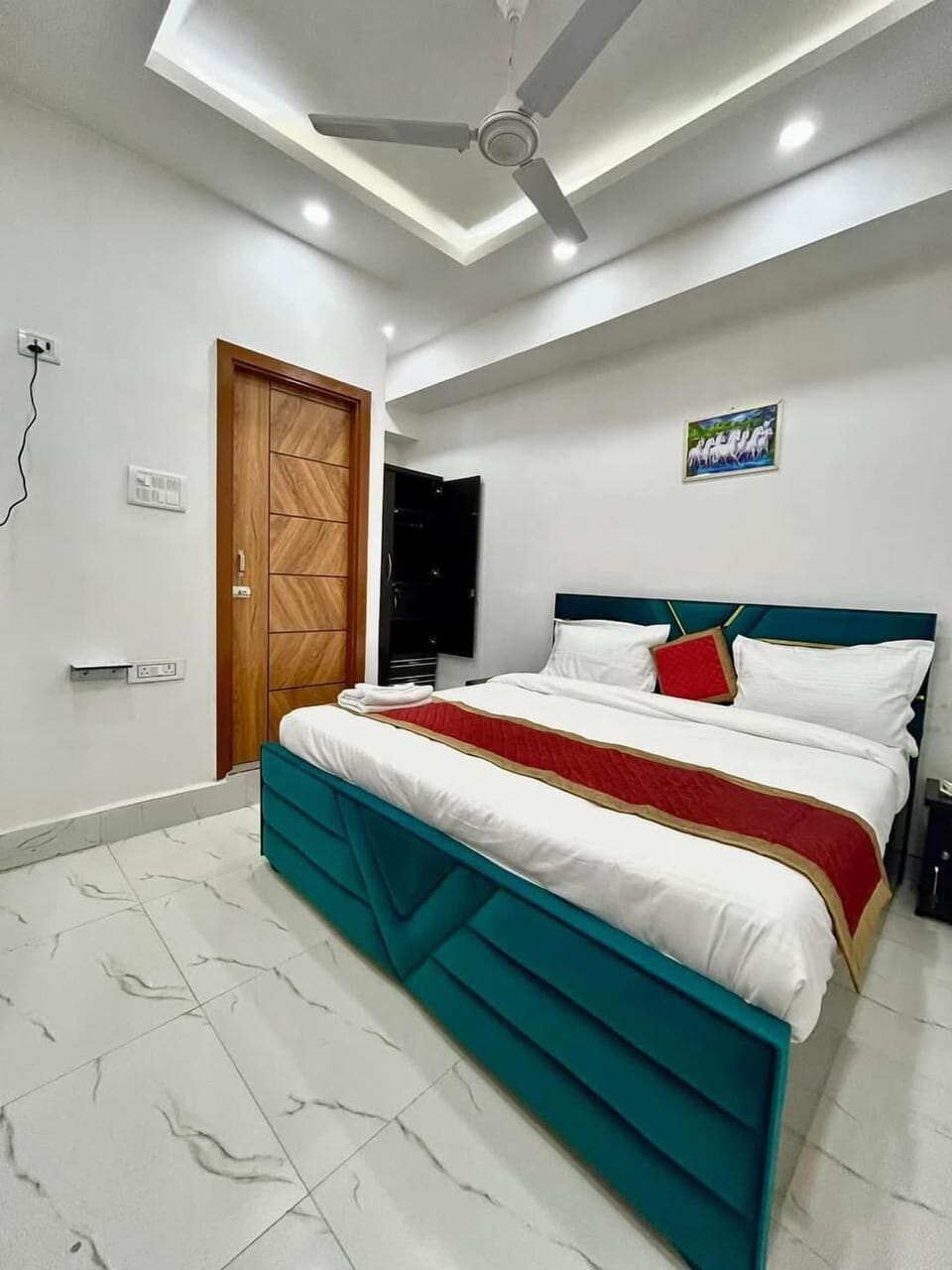 Desk, free WiFi, bed sheets