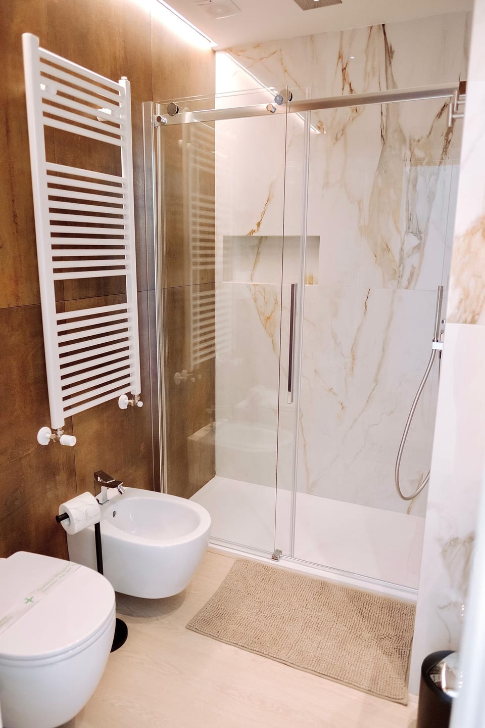 Luxury Studio Suite | Bathroom | Hair dryer, bidet, towels, soap