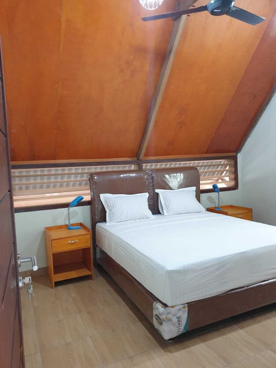 In-room safe, WiFi (free)