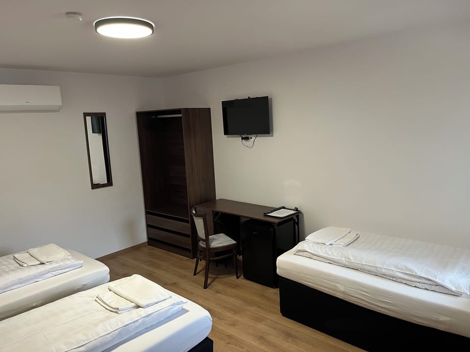 Standard Triple Room, Courtyard View | Desk, free WiFi