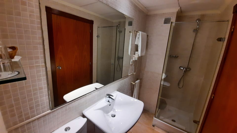 Combined shower/tub, free toiletries, hair dryer, bidet