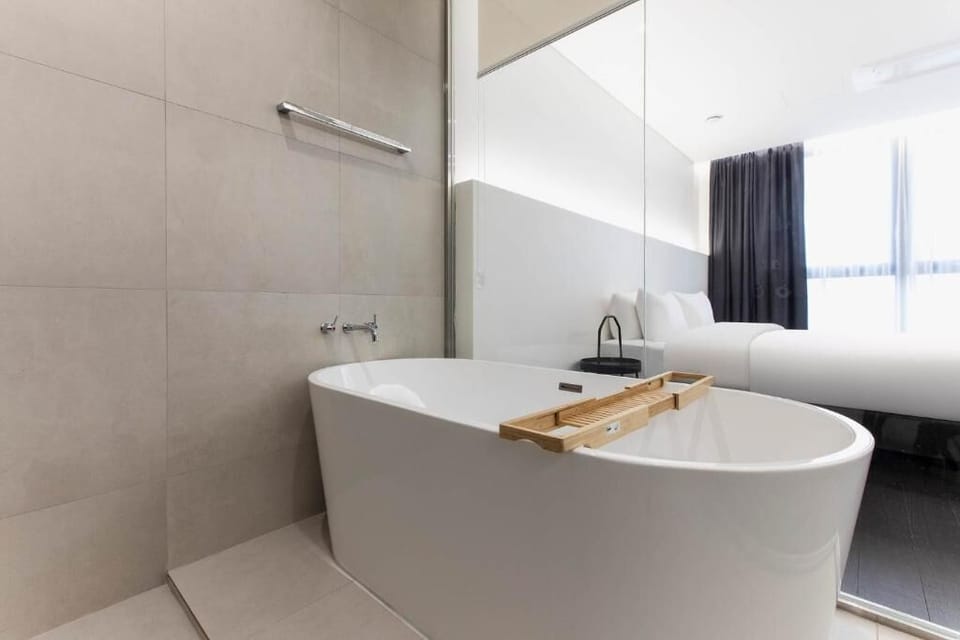 Deluxe Double Room, City View | Bathroom | Hair dryer, bathrobes, bidet, towels