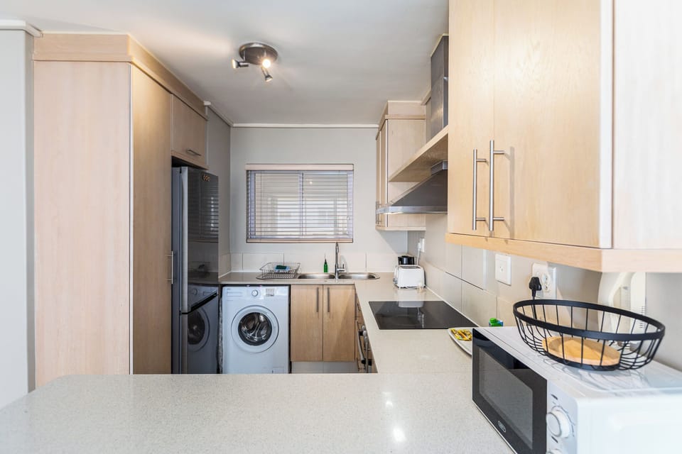 Full-size fridge, microwave, oven, stovetop