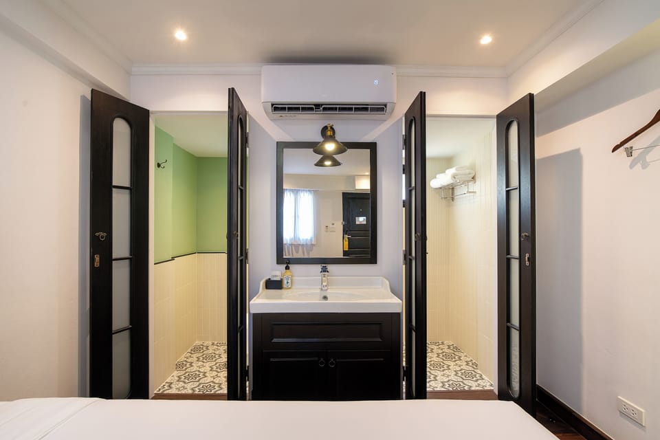 Deluxe Twin Room | Bathroom | Shower, rainfall showerhead, free toiletries, hair dryer
