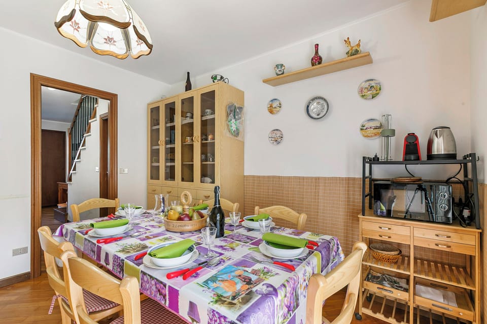 Family House, Multiple Bedrooms, 2 Bathrooms (Maison Rosamunda) | Dining