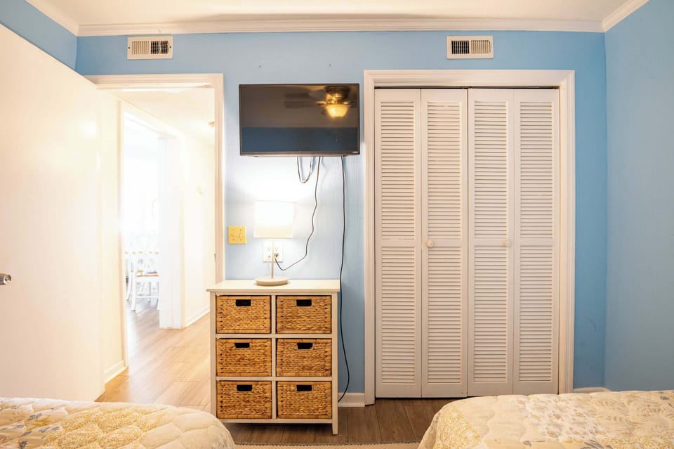 Guest Bedroom Sleeps up to 4