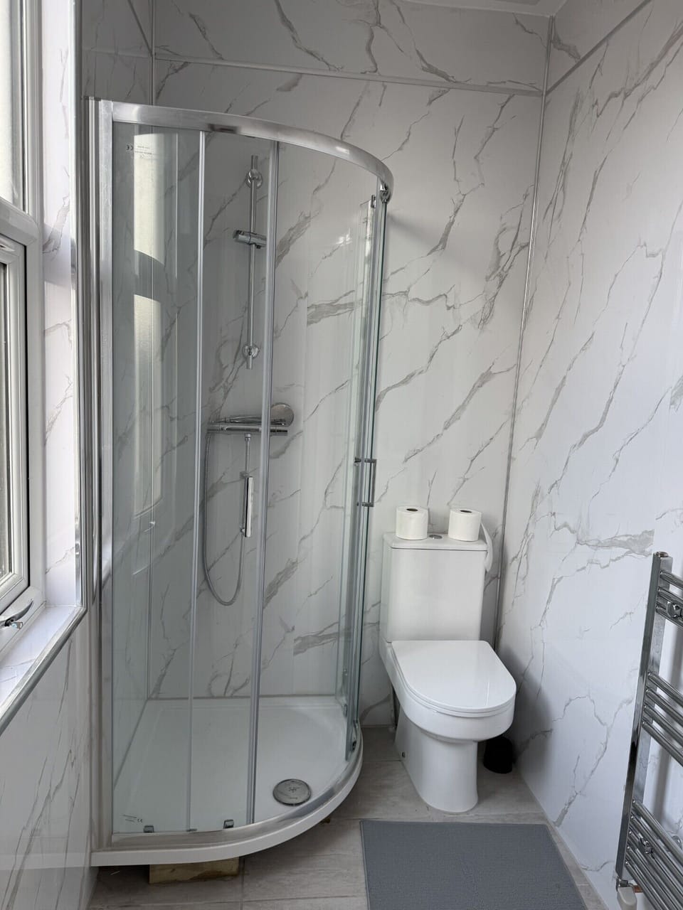Classic Triple Room, 1 Bedroom | Bathroom | Shower, free toiletries, hair dryer, bidet