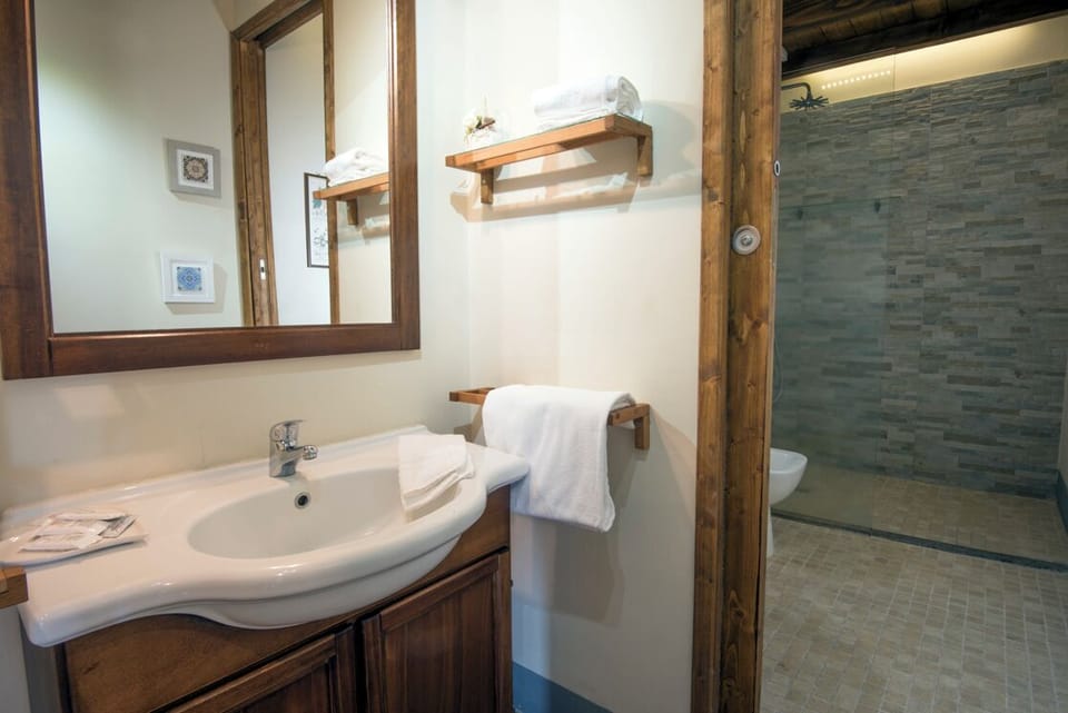 Deluxe Quadruple Room, City View | Bathroom | Bidet