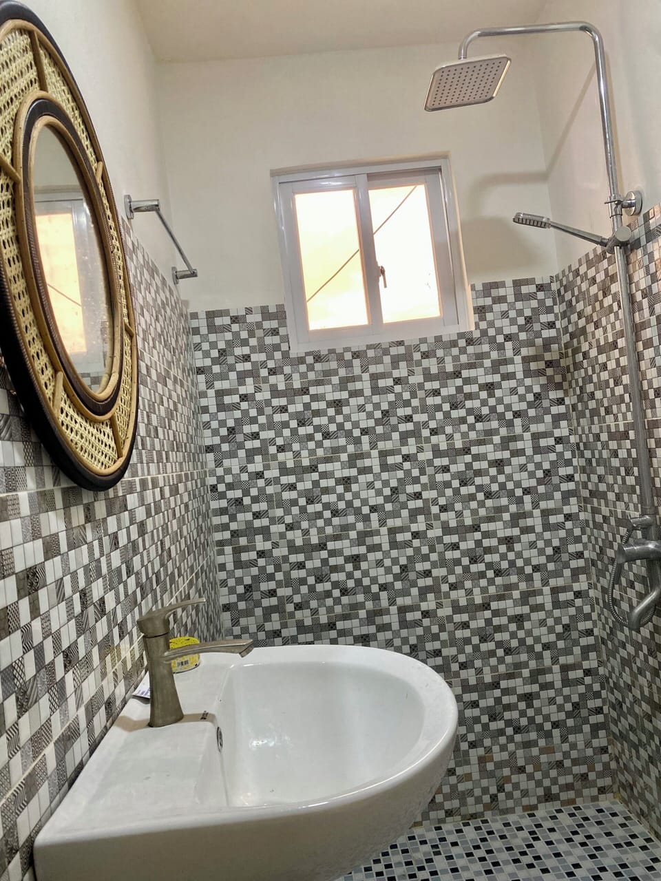 Shower, free toiletries, bidet, towels