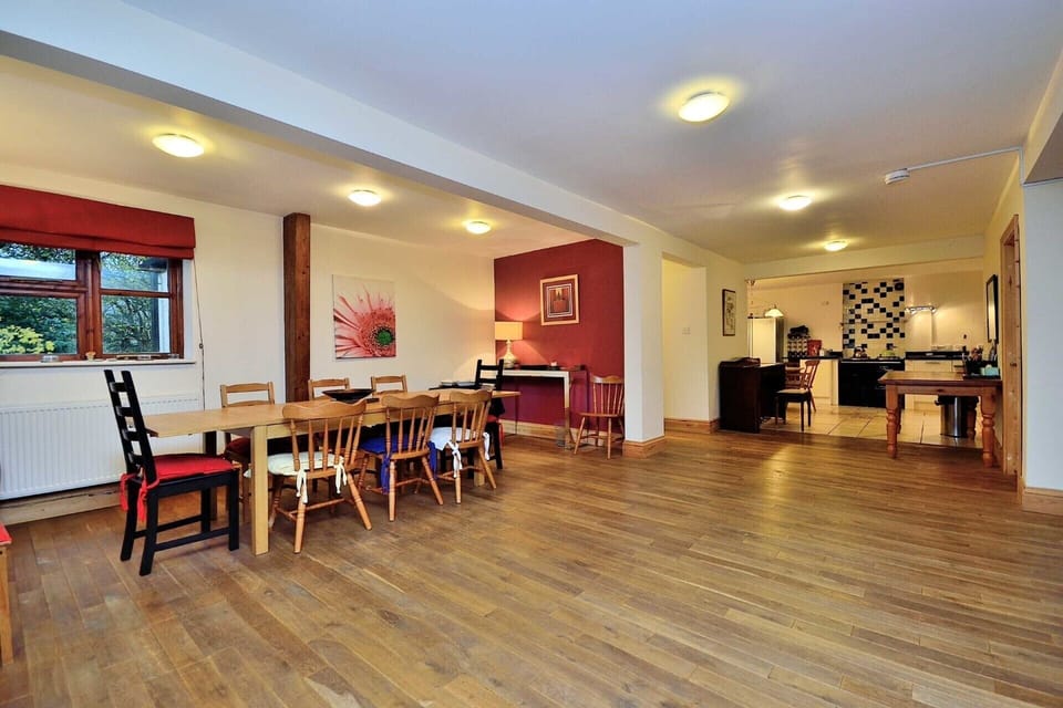 Family House, 5 Bedrooms, Pets Allowed, Garden View | Living area | Flat-screen TV, fireplace