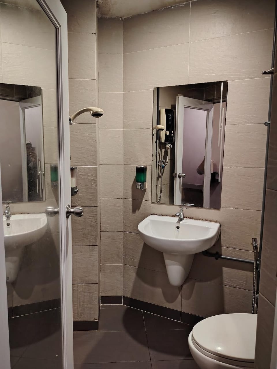 Executive Double Room, 1 Queen Bed | Bathroom | Shower, bidet, towels, soap