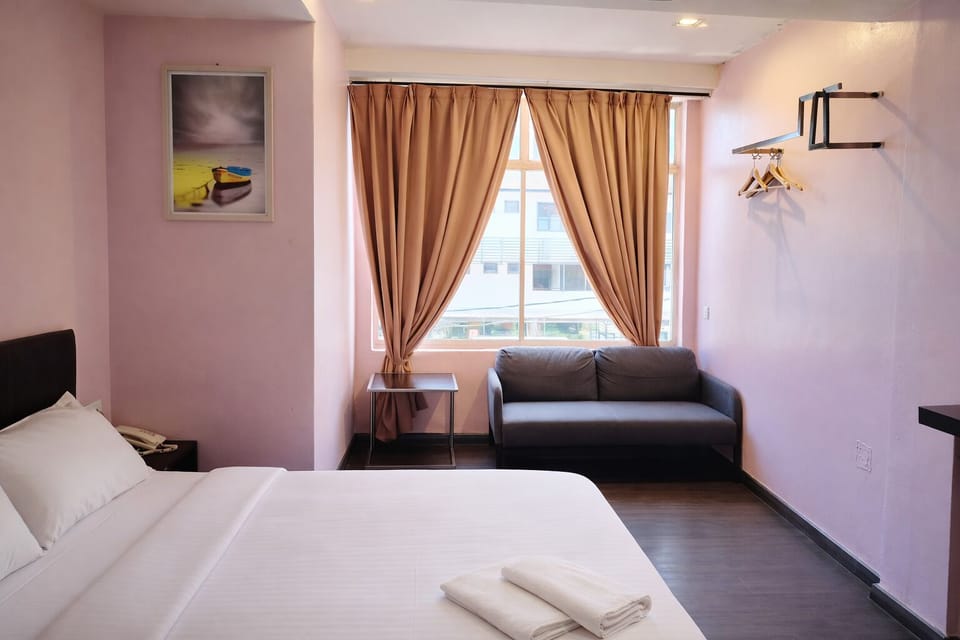Grand Double Room, 1 Queen Bed | Iron/ironing board, free WiFi
