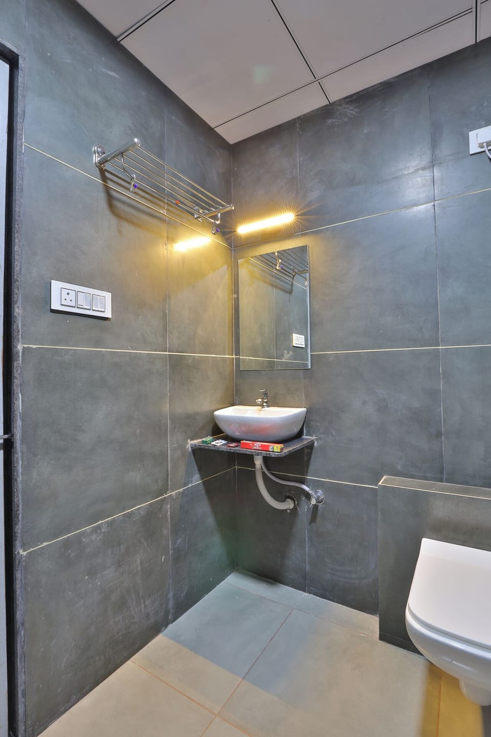 Studio | Bathroom | Shower, towels, soap, shampoo