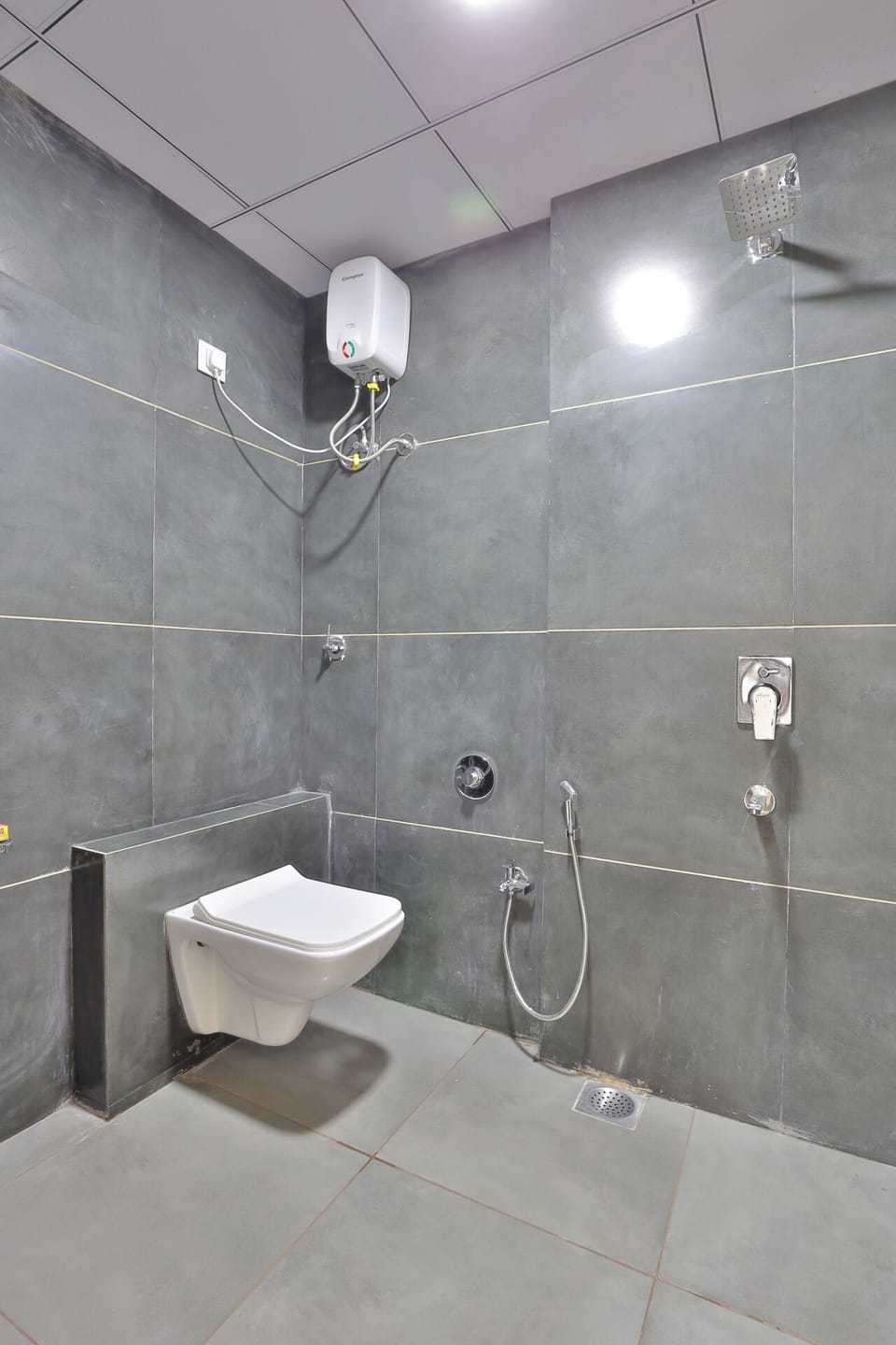 Family Room | Bathroom | Shower, towels, soap, shampoo