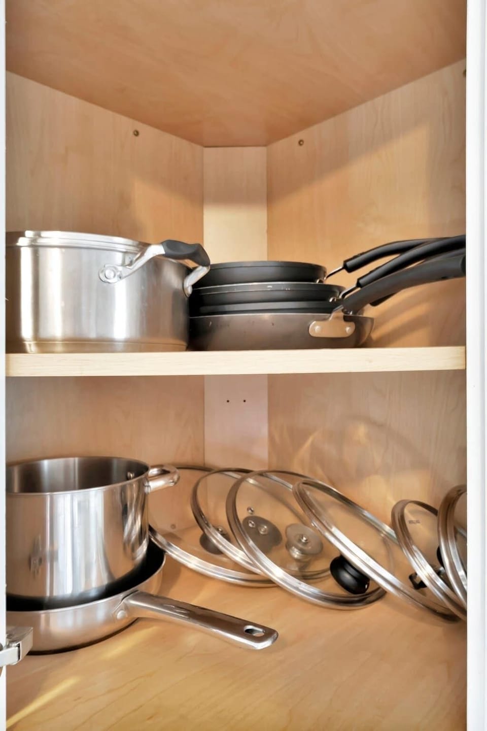 From simple stews to gourmet meals—fully equipped kitchen pots and pans.