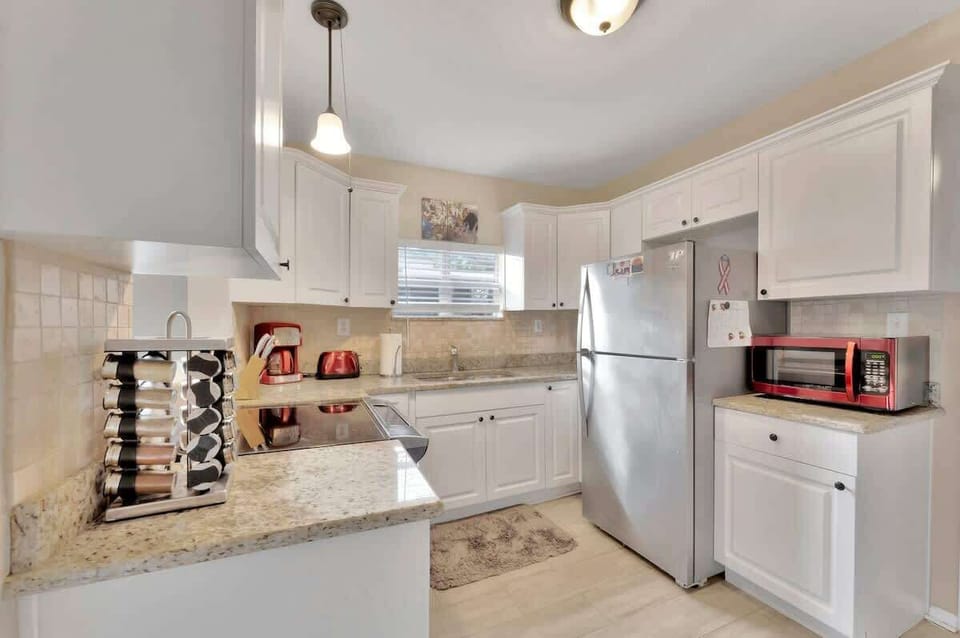 Chef's kitchen ready for all your vacation feasts!