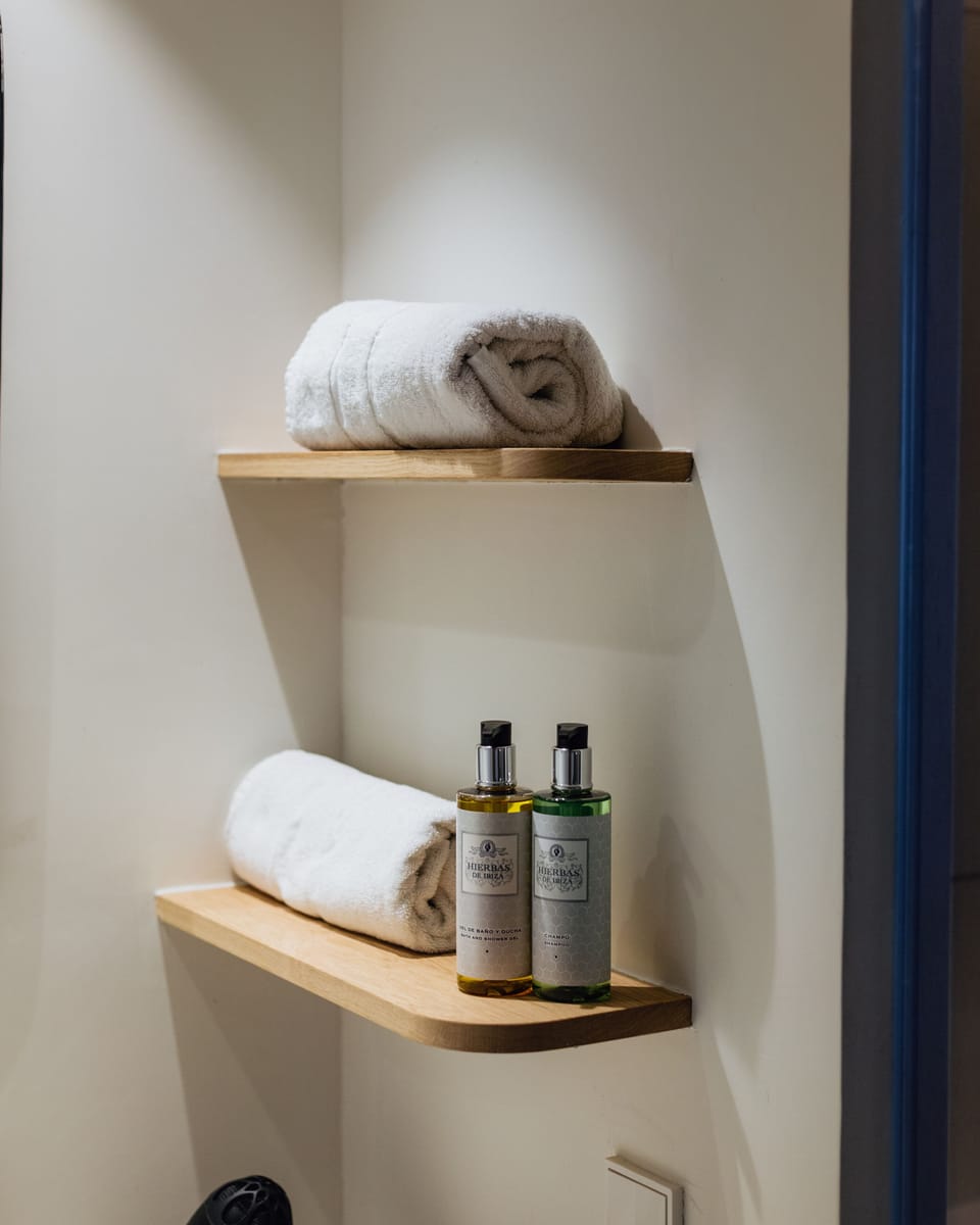 Shower, rainfall showerhead, free toiletries, hair dryer