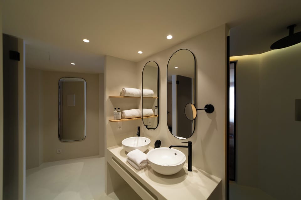 Junior Suite | Bathroom | Shower, rainfall showerhead, free toiletries, hair dryer