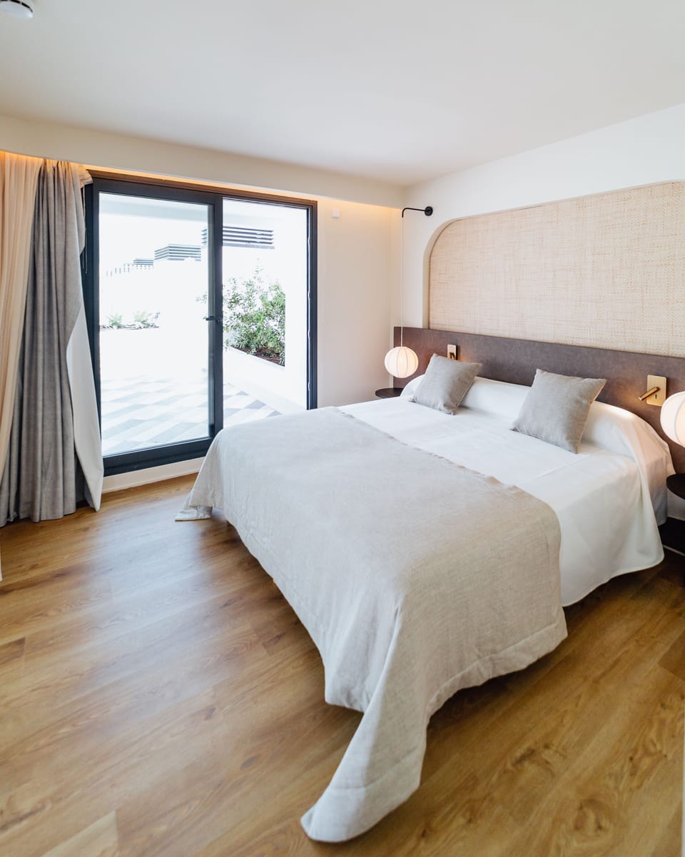 Master Suite | Minibar, in-room safe, desk, iron/ironing board (on request)