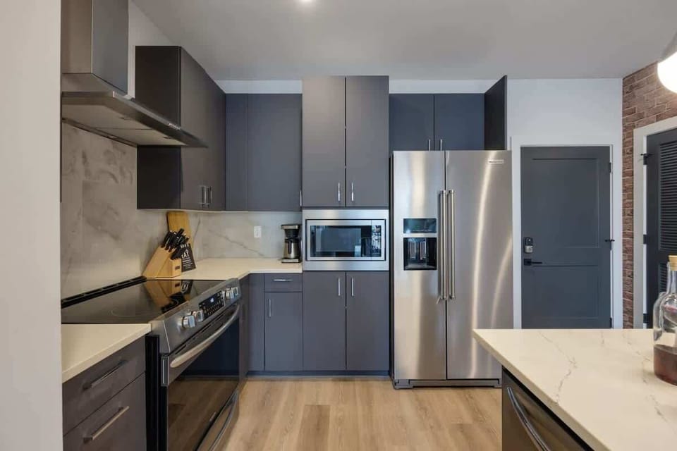 Sleek and modern! Enjoy premium stainless steel appliances, elegant cabinetry, and complete kitchen items in this well-appointed space.