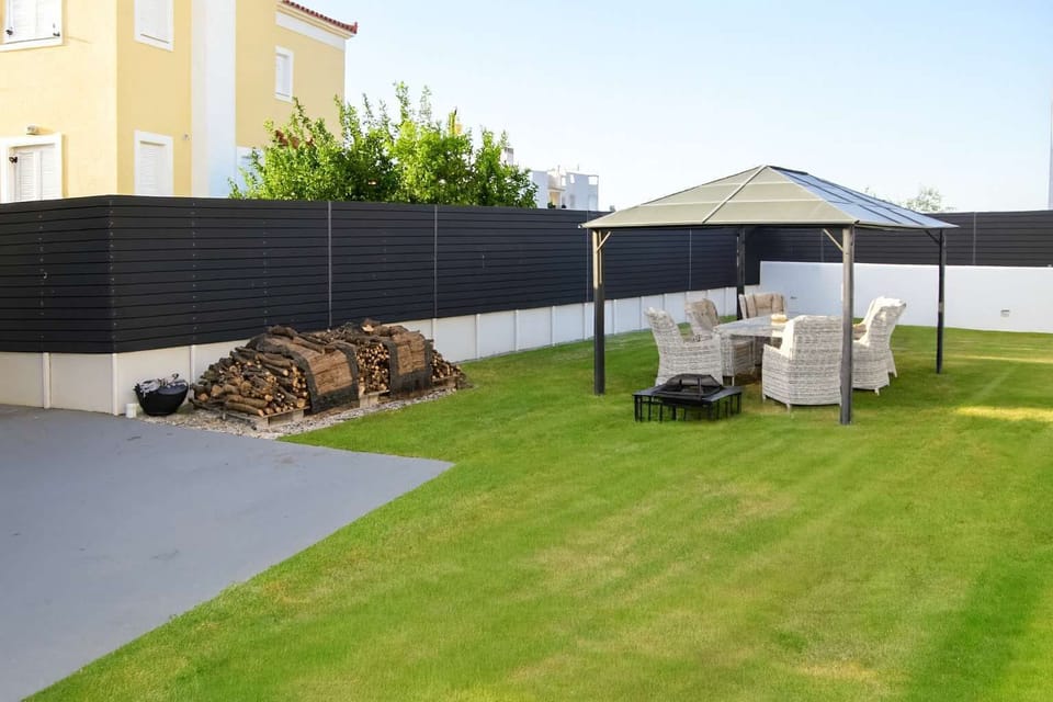 Spacious private garden with dining set
Private fenced garden with comfortable outdoor and barbecue area. Perfect for evening meals or morning coffee under the sun!